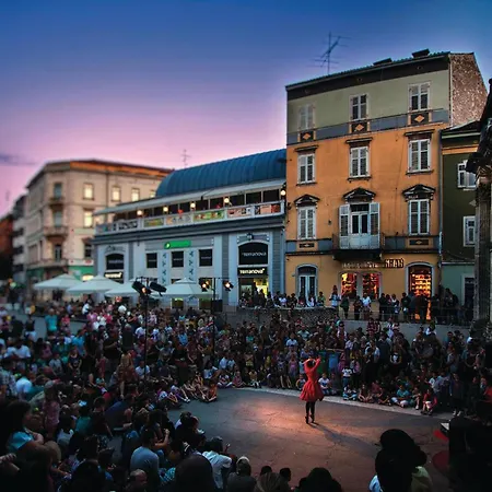 Gorgeous In With Wifi Apartment *